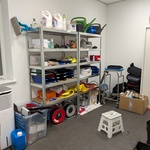 Divers kantoorinventaris, multimedia en personenvervoer items