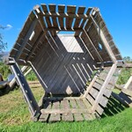 Houten speeltoren met puntdak