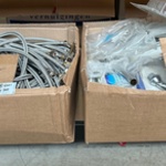 2x Doos met sanitair en installatiemateriaal w.o. flexibele slangen en