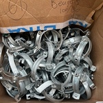 Partij metalen pijpbeugels