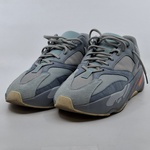 Paar sneakers, maat 44, Adidas Yeezy, EG7597