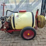 Vloeistofspuit op onderstel
