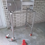 Paling ontvelmachine op verrijdbaar onderstel Steen