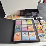 Collectie Pokémon kaarten in vezamelmap, o.a. Prismatic Evolution & Pi