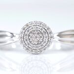 Witgouden entourage ring met natuurlijke diamanten