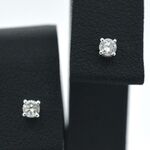 Witgouden oorbellen met natuurlijke diamant