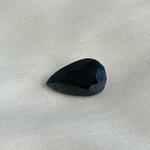 Saffier – Grote natuurlijke donkere peer vorm saffier van 5.73 carat