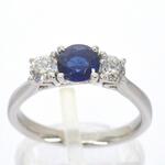 Witgouden trilogy ring met diamanten en saffier