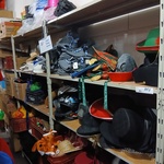 Hoge zwarte hoeden, helmen piraat, cowboy Tirol