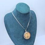Collier met Boeddhistisch ‘hiëroglief’ amulet hanger