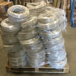 Pallet met flexibele elektriciteits slangen IPS, grijs