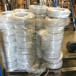 Pallet met flexibele elektriciteits slangen IPS, grijs