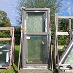 4x Diverse kunststof kozijnen waarvan 3 met glas