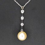 Witgouden ketting met parel en diamanten