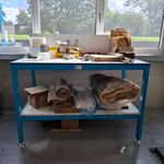 Werkbank met divers verpakkingsmateriaal