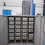 Assortiment metaalbewerking instrumenten in werkplaatskast
