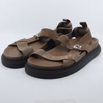 Paar sandalen, maat 10, Fendi