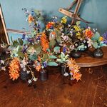 Diverse vaasjes met kunststof bloemen