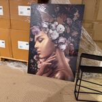 Schilderij gehard glas Vrouw bloemenkrans Homebound