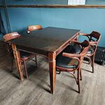 4x Tafel met 4 stoelen