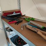 Diverse tuin materiaal, inclusief stelling