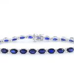 Witgouden tennisarmband met diamanten en saffier