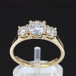 Witgouden halsketting met diamanten ‘chai’