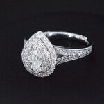 Witgouden druppelvormige entourage ring met diamanten