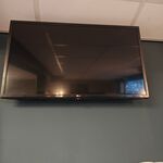 TV scherm met muurbeugel, LG