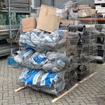 Divers PVC Materiaal en UNI-flexpluggen, in 13x draadmand