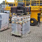 2x Pallet met diverse dakpannen Zwart