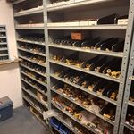 Partij installatiemateriaal in 2x magazijnkast