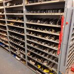 Partij installatiemateriaal in 2x magazijnkast