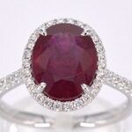 Witgouden entourage ring met diamanten en robijn
