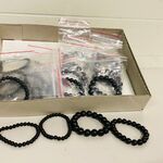Ca. 20x Shungiet kogelarmbanden