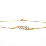 Gouden armband met diamanten in een rij gezet