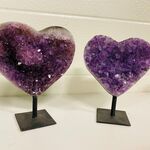 2x Amethist hart op metalen standaard