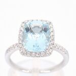 Witgouden entourage ring met een bijzondere aquamarijn