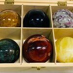 6x Edelsteenbollen in houten kist