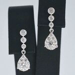 Witgouden druppelvormige oorhangers met diamanten