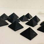 Ca. 12x Shungiet piramide ongepolijst