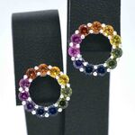 Witgouden oorbellen met multi colour saffieren in een cirkel