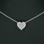 Witgouden hartvormige hanger en collier vol met diamanten