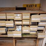 Vakkenkast met assortiment installatiemateriaal
