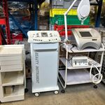 Partij professionele schoonheidsapparatuur met behandelwagens
