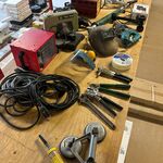 Elektrisch gereedschap, zaagmachine, acculader en diverse handgereedsc