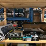 7x Muziekinstrumenten, studio- en audioapparatuur W.o. Devine, Roland