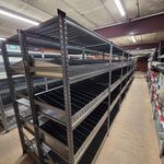 27 meter magazijnstellingen met metalen legborden en inzetbakken