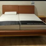 Tweepersoonsbed met 2 nachtkastjes