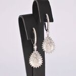 Witgouden druppelvormige oorhangers met diamanten